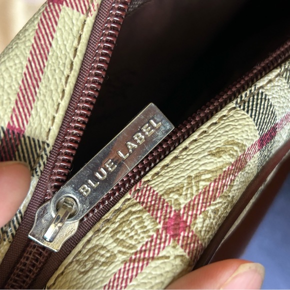 Burberry vintage crossbody unisex bag. Used gently. - Picture 5 of 16